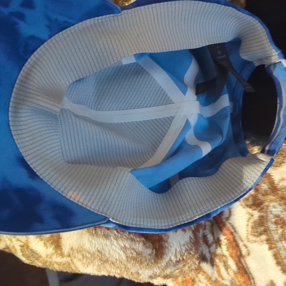 Lululemon Blue tye dye Hat 88% polyester very light and like new worn once💥 - Picture 5 of 5